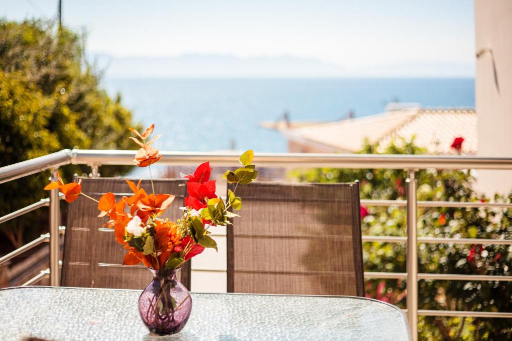 En balkon eller terrasse på Seaside Getaway - Aelia Villa's Dreamy Paradise
