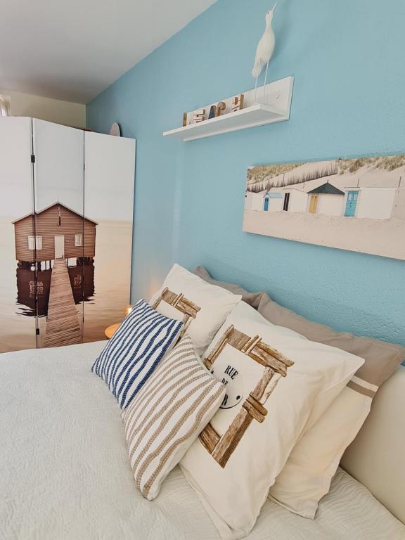1 dormitorio con 1 cama con 2 almohadas en Gîte "Près de l'Eau", avec parking ferme, en La Roche-sur-Yon