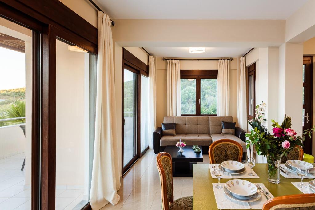Posedenie v ubytovaní Armonia by the Sea - Majestic Seaside Retreat