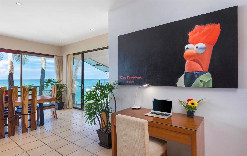 TV a/nebo společenská místnost v ubytování Beachfront Kalim Beach Villa