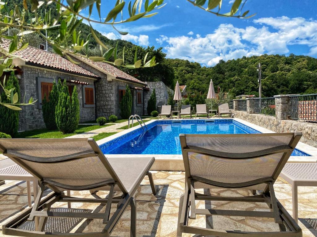 Bazén v ubytování Eco Villas Merak nebo v jeho okolí