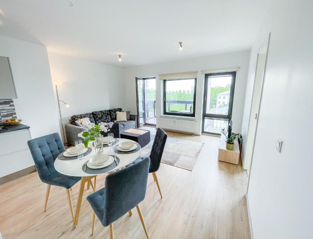 Il comprend une cuisine et un salon avec une table et des chaises. dans l'établissement Beach Side Apartment with a Balcony, à Pärnu