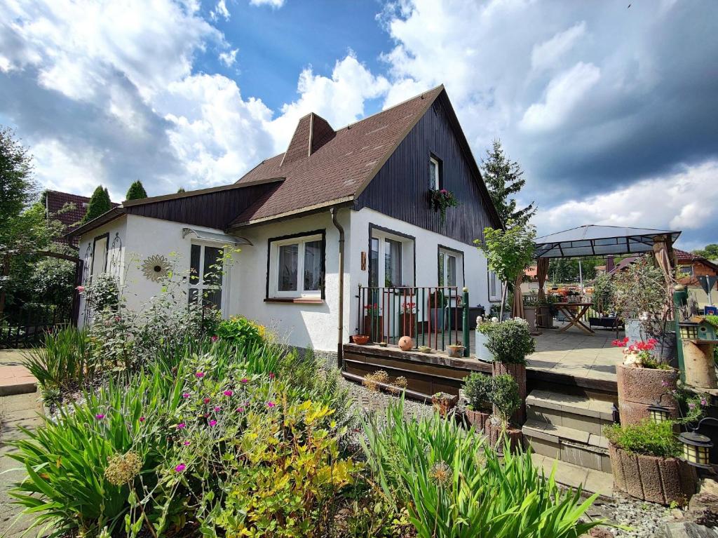 een huis met veel bloemen ervoor bij Siris Ferienhaus in Springstille