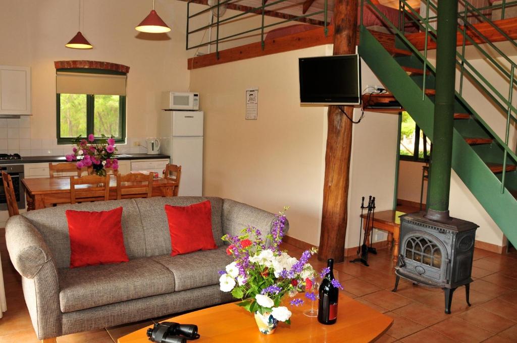Posezení v ubytování Waterfall Cottages