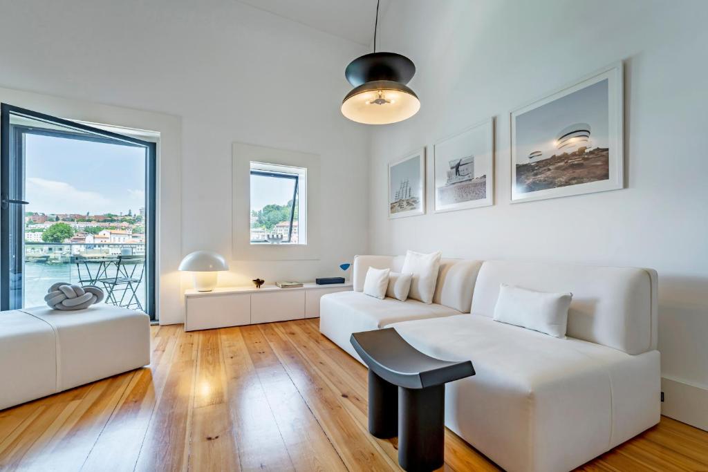 - un salon avec un canapé blanc et une table dans l'établissement Art Douro Historic Distillery, à Vila Nova de Gaia