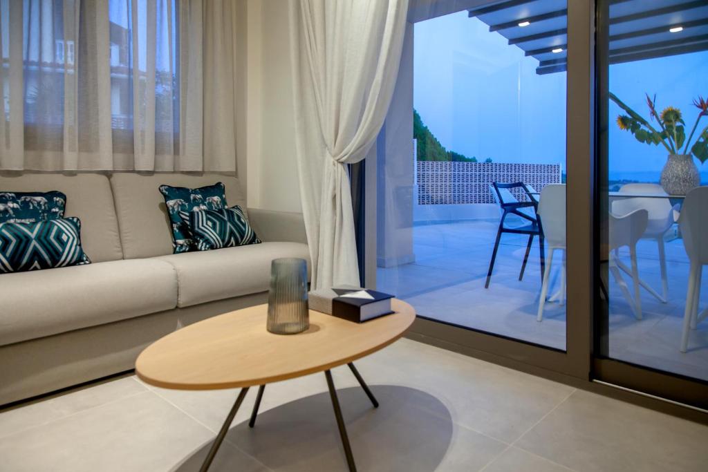 Balkón alebo terasa v ubytovaní LUMIERE VILLAS