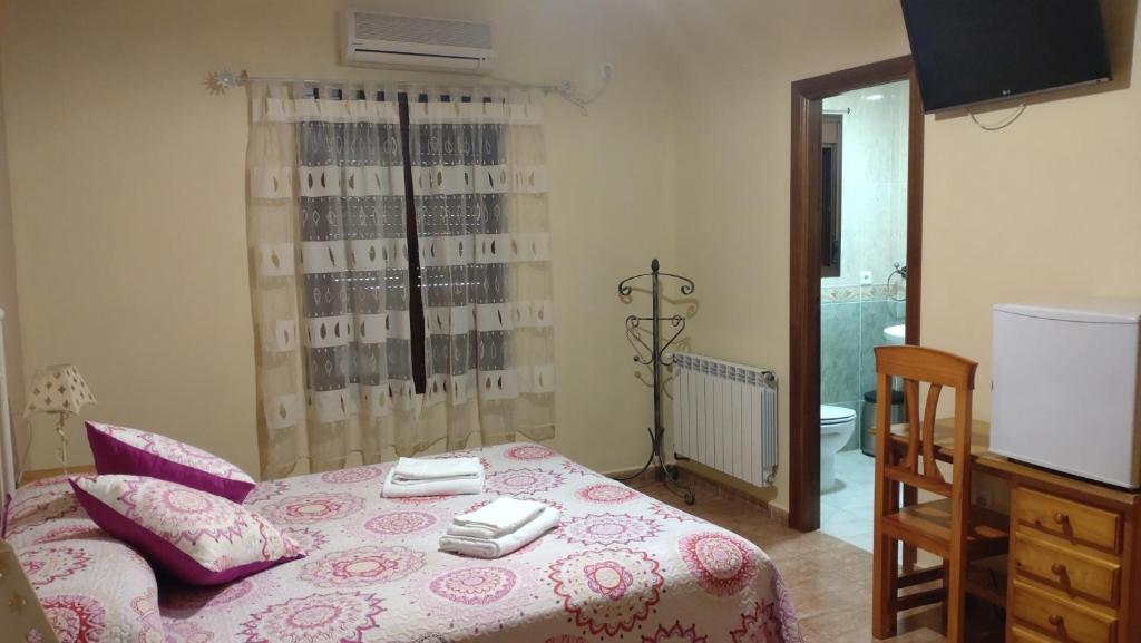 A bed or beds in a room at Hostal la Encina