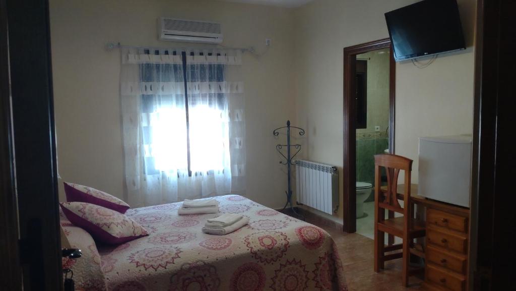 A bed or beds in a room at Hostal la Encina