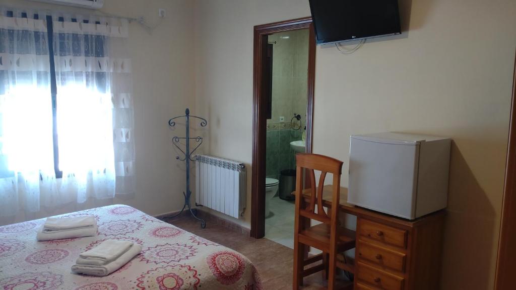 A bed or beds in a room at Hostal la Encina