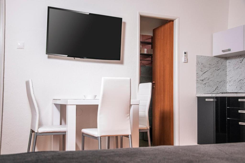 Kuchyň nebo kuchyňský kout v ubytování Apartmány EMMA