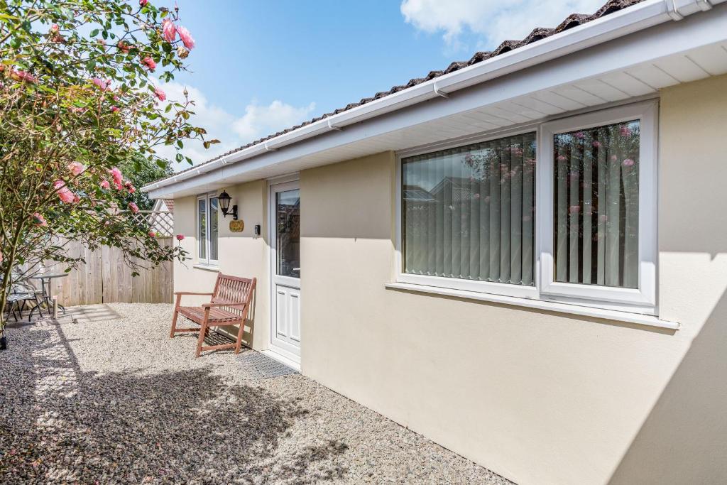 una casa con una finestra e una sedia di 19 Cormorant Drive The Annexe a St Austell