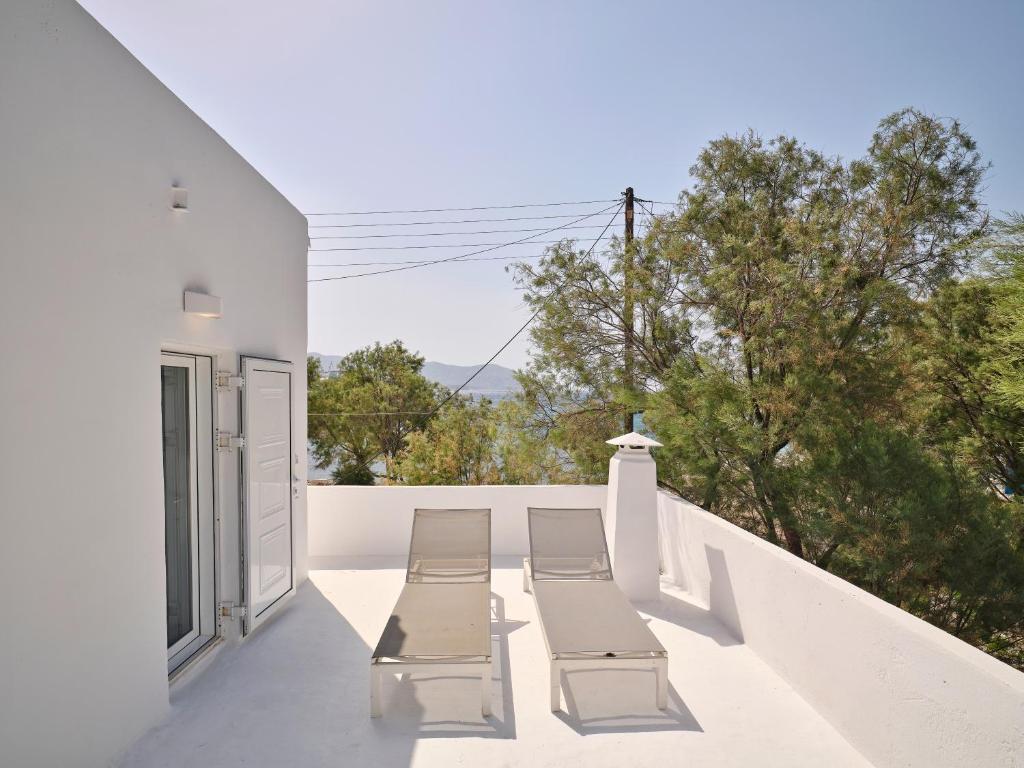 A balcony or terrace at Psathi Beach House
