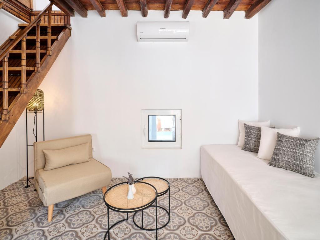 A seating area at Psathi Beach House