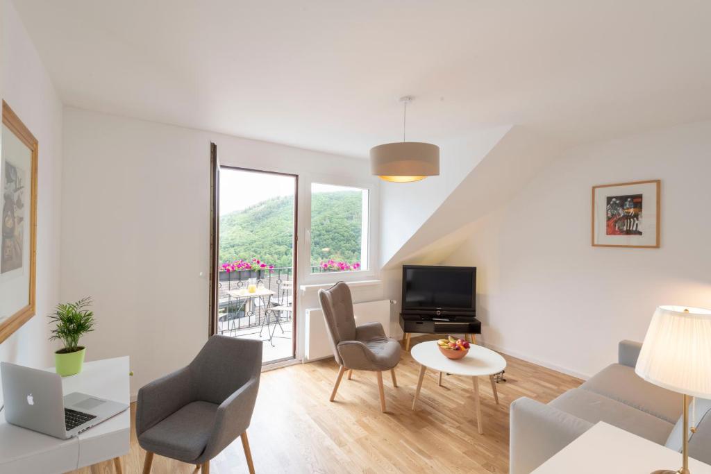 Un televizor și/sau centru de divertisment la Ferienwohnung Burgblick Coraidelstein