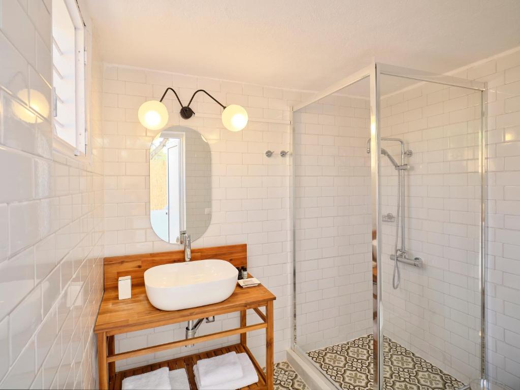 A bathroom at Psathi Beach House