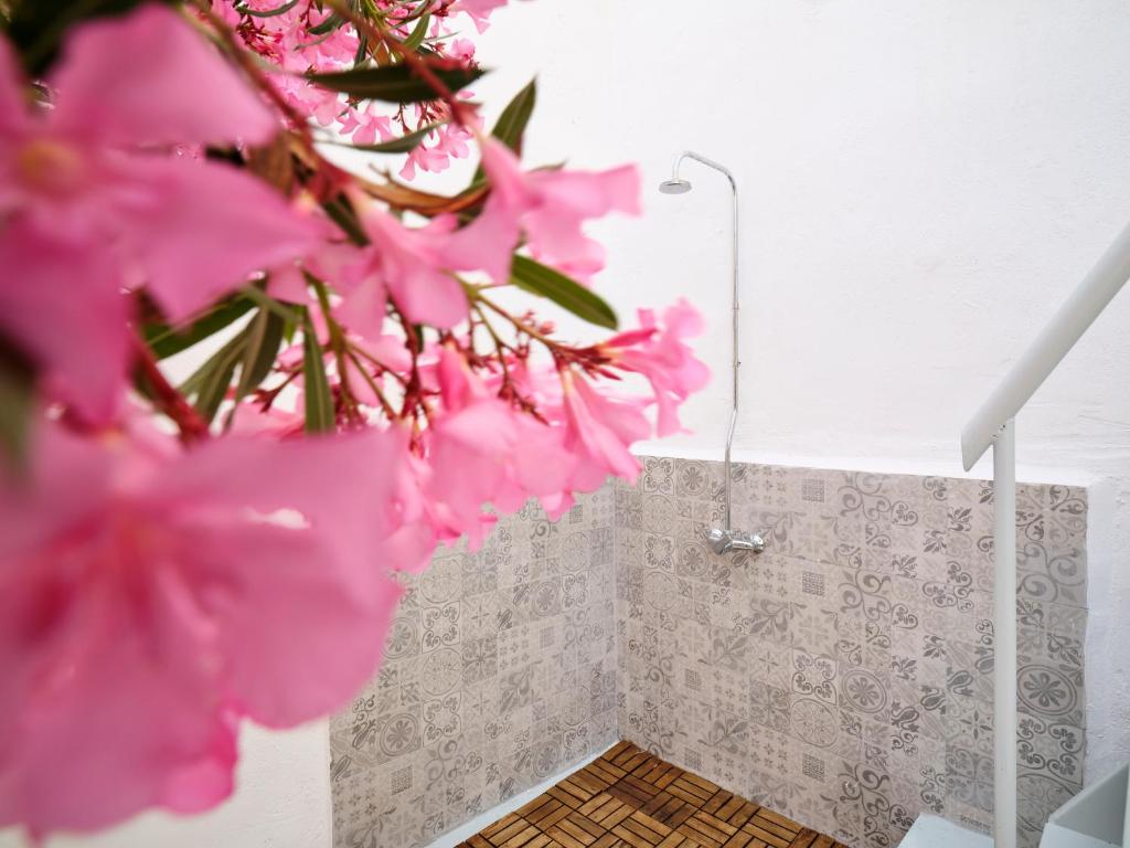 A bathroom at Psathi Beach House