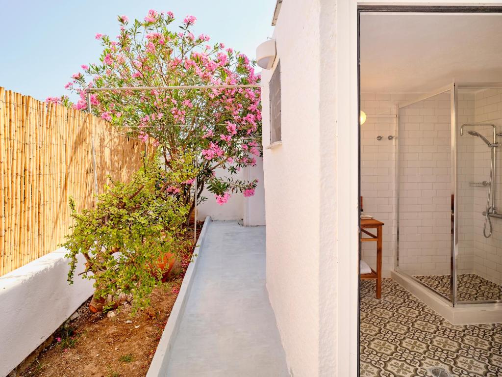 A bathroom at Psathi Beach House
