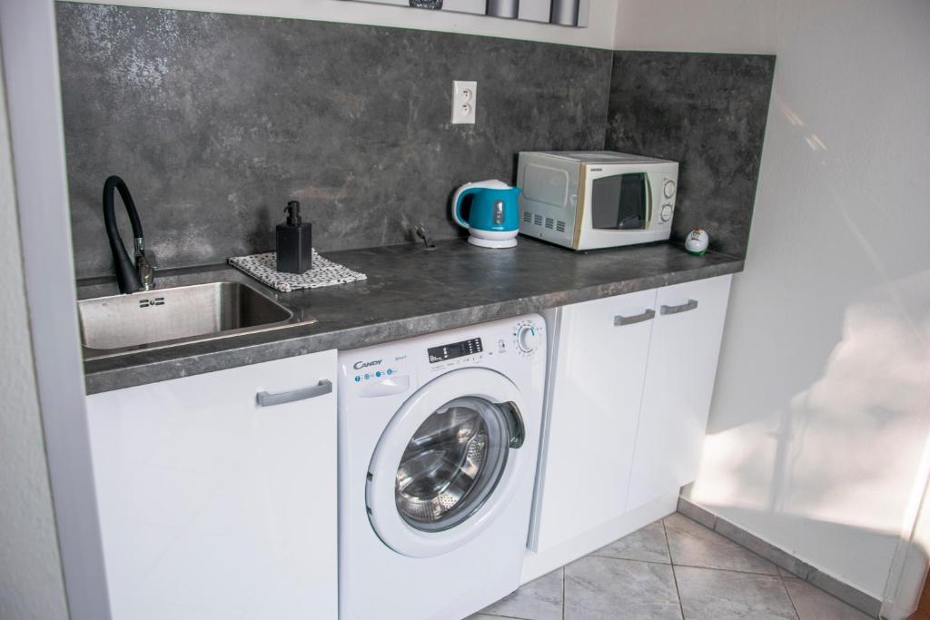 Kuchyň nebo kuchyňský kout v ubytování Apartmány EMMA