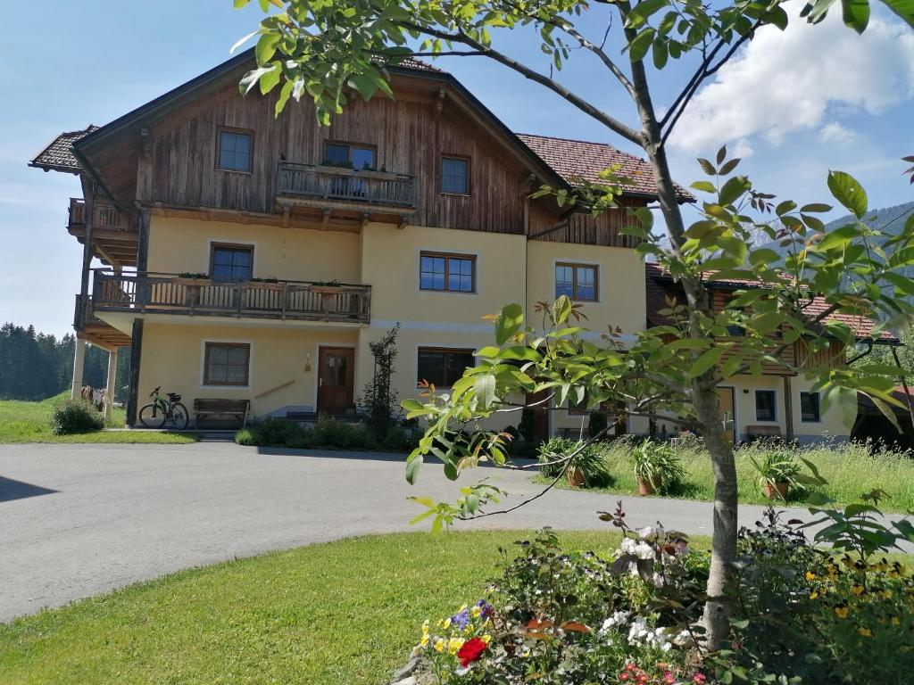 ein großes Haus mit einem Baum davor in der Unterkunft Ferienwohnungen Themessl in Kirchbach