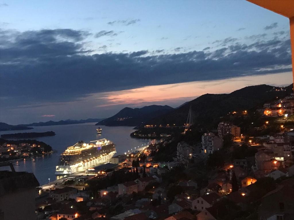 un crucero atracado en un puerto de noche en Mai en Dubrovnik