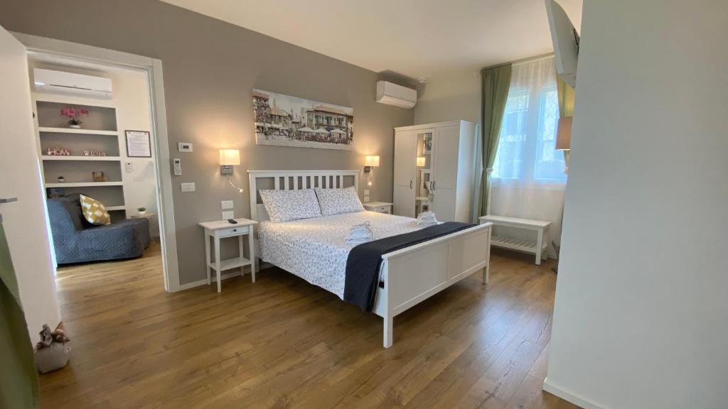 sypialnia z białym łóżkiem i niebieską kanapą w obiekcie Nature Home Apartment w mieście Sandra