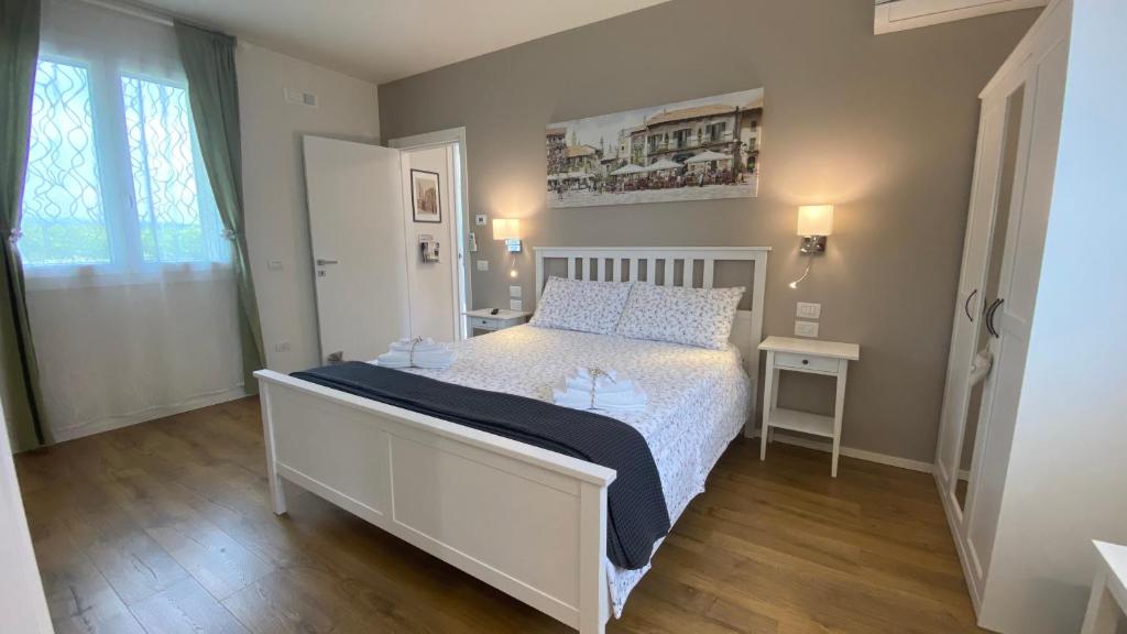 sypialnia z dużym białym łóżkiem w pokoju w obiekcie Nature Home Apartment w mieście Sandra