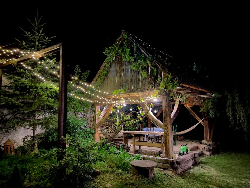 einen Pavillon mit Lichtern im Hof in der Nacht in der Unterkunft Viscri 9 in Viscri