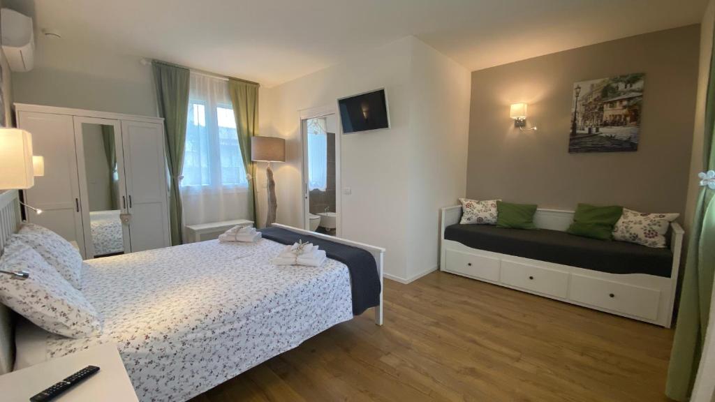 mała sypialnia z łóżkiem i kanapą w obiekcie Nature Home Apartment w mieście Sandra