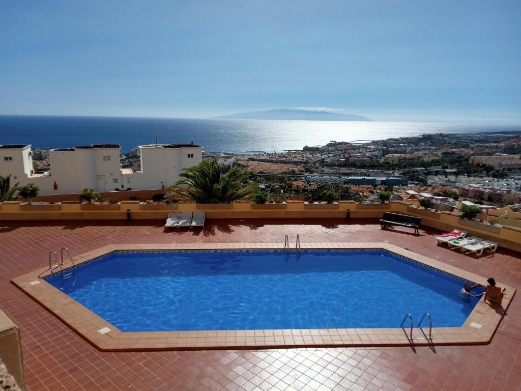 een zwembad met uitzicht op de oceaan bij Balcon Atlantico Holiday Tenerife in Adeje