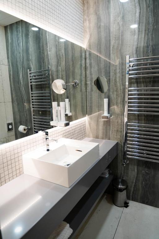 Ramada by Wyndham Ramnicu Valcea - Sala King - Não Fumante