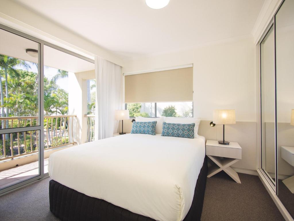 Postel nebo postele na pokoji v ubytování Oaks Sunshine Coast Oasis Resort