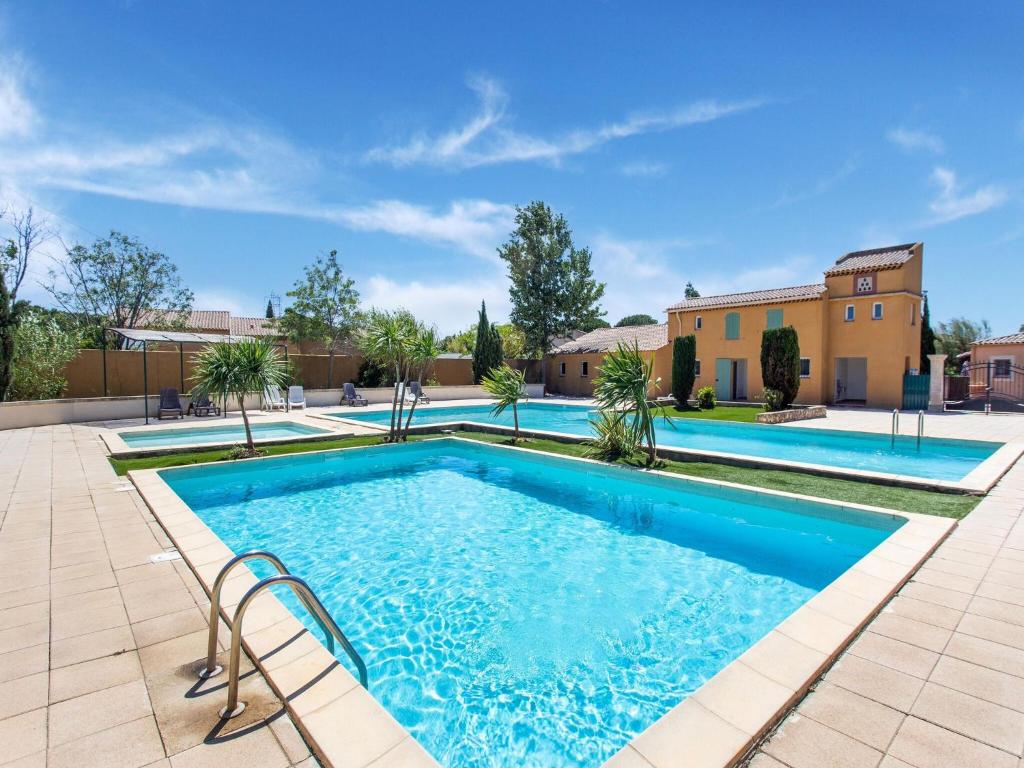 Bassein majutusasutuses Comfortable holiday home with swimming pool või selle lähedal