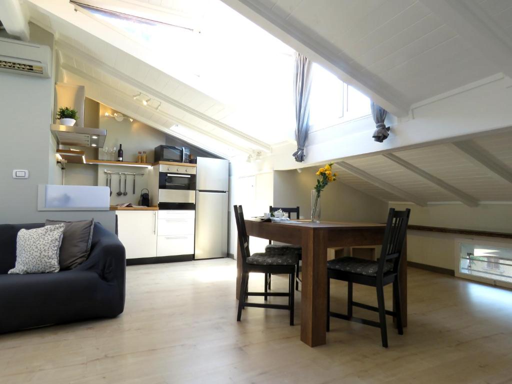 A kitchen or kitchenette at Murri Apartment