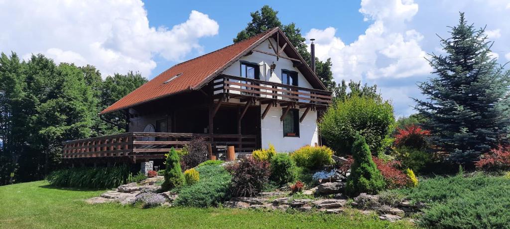 ein kleines Haus in einem Garten in der Unterkunft Csendes Bükk Kulcsosház in Izvoare