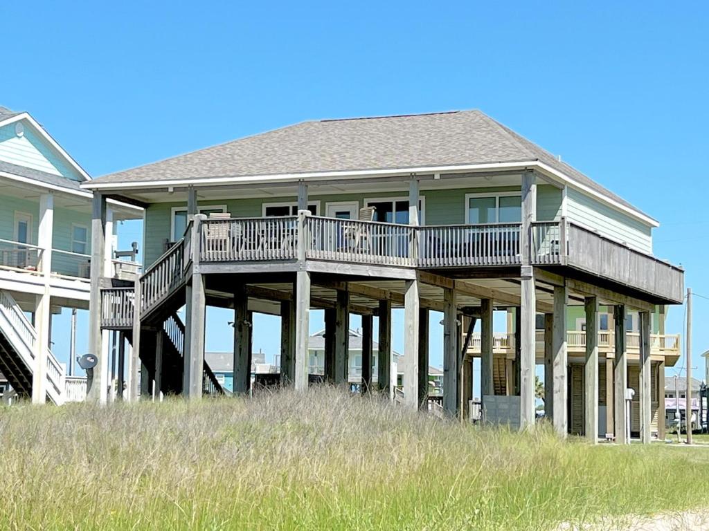 Casa grande con terrazas de madera en la playa en Beaches Be Trippin' home, en Port Bolivar