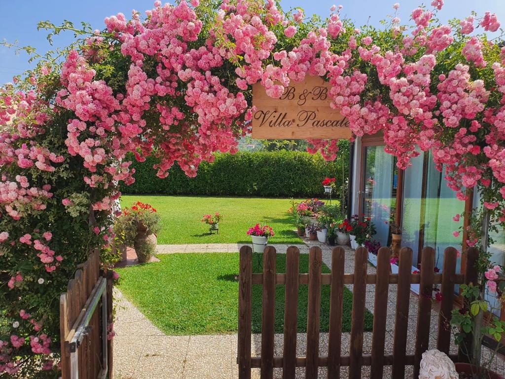 una valla con flores rosas en un jardín en VILLA PASCALE - B&B - CASA VACANZE en Castellabate