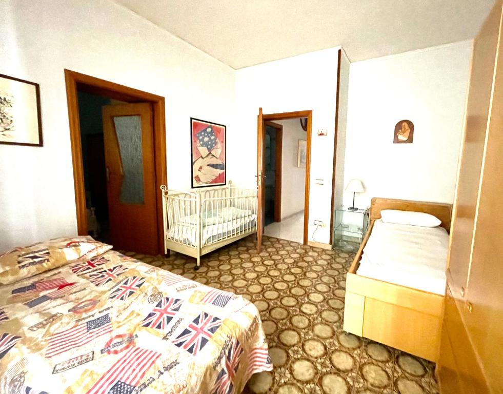 sypialnia z łóżkiem i łóżeczkiem dziecięcym w obiekcie La Casa Di Lina w mieście Baiano