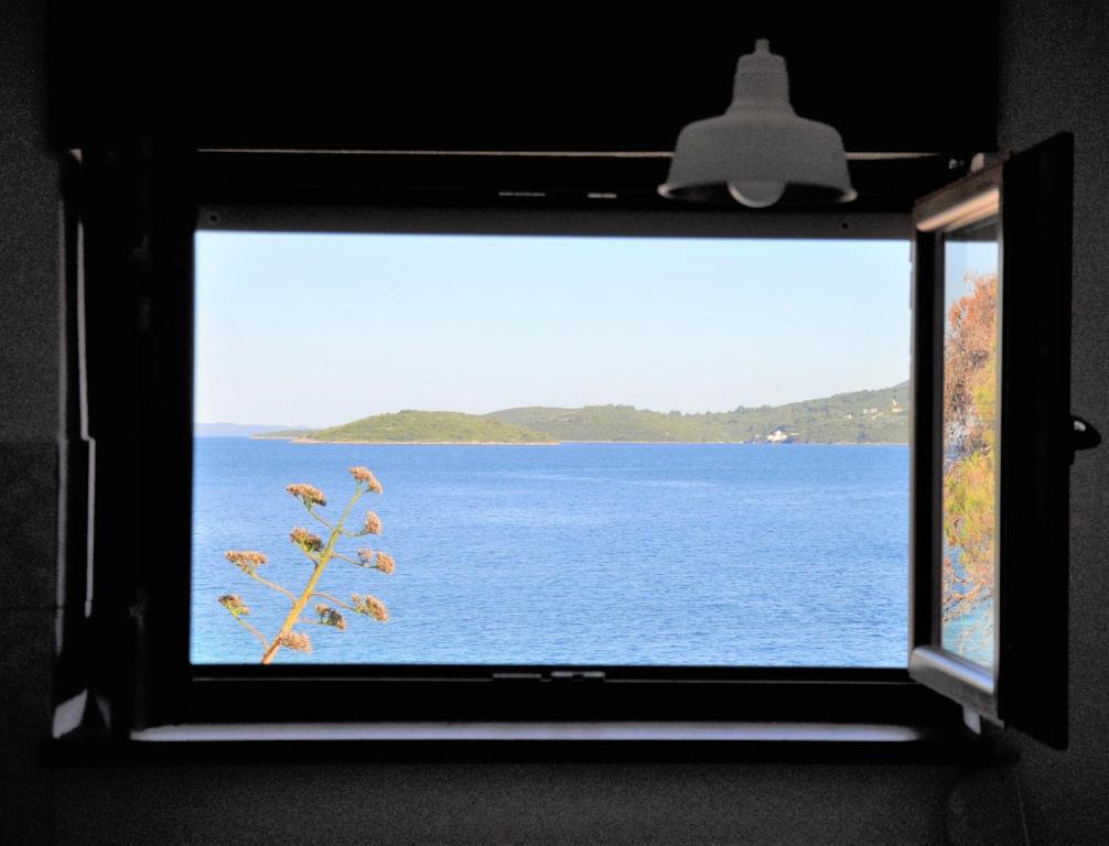 una finestra con vista su una cassa d'acqua di Romantic Boxavia a Božava