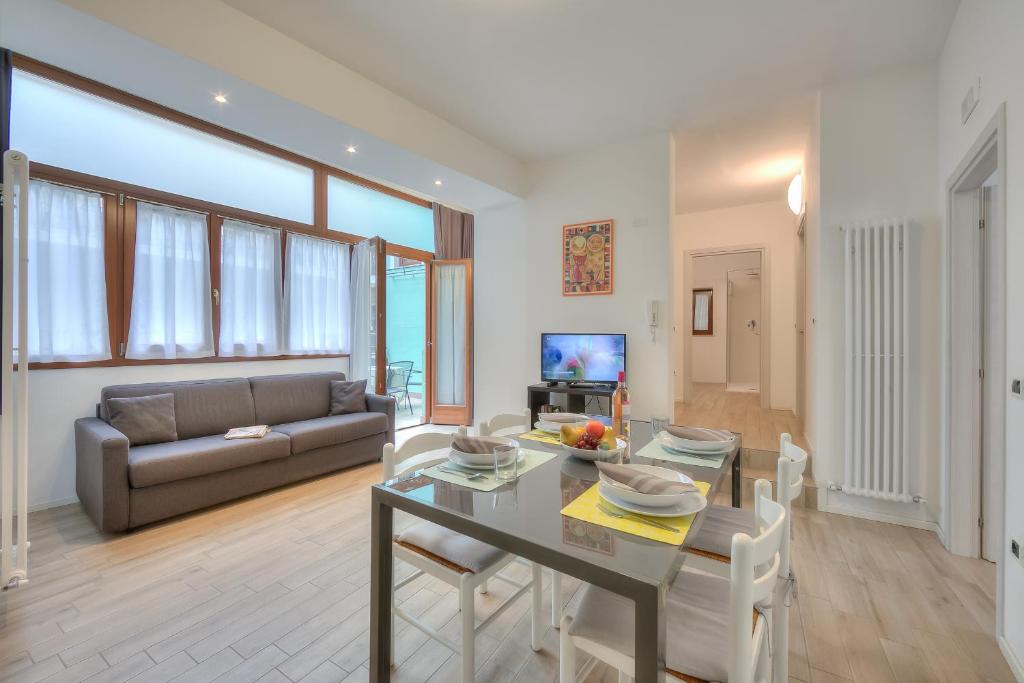Televízia a/alebo spoločenská miestnosť v ubytovaní Arco Rocks Apartments