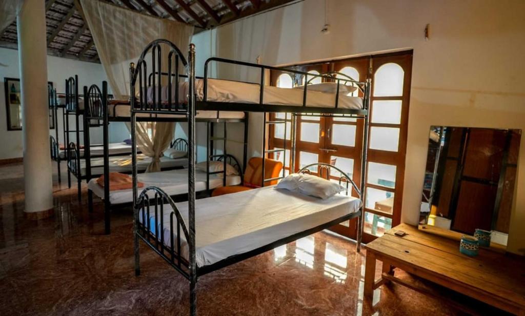 Postel nebo postele na pokoji v ubytování Anjoned Hostel & Cafe