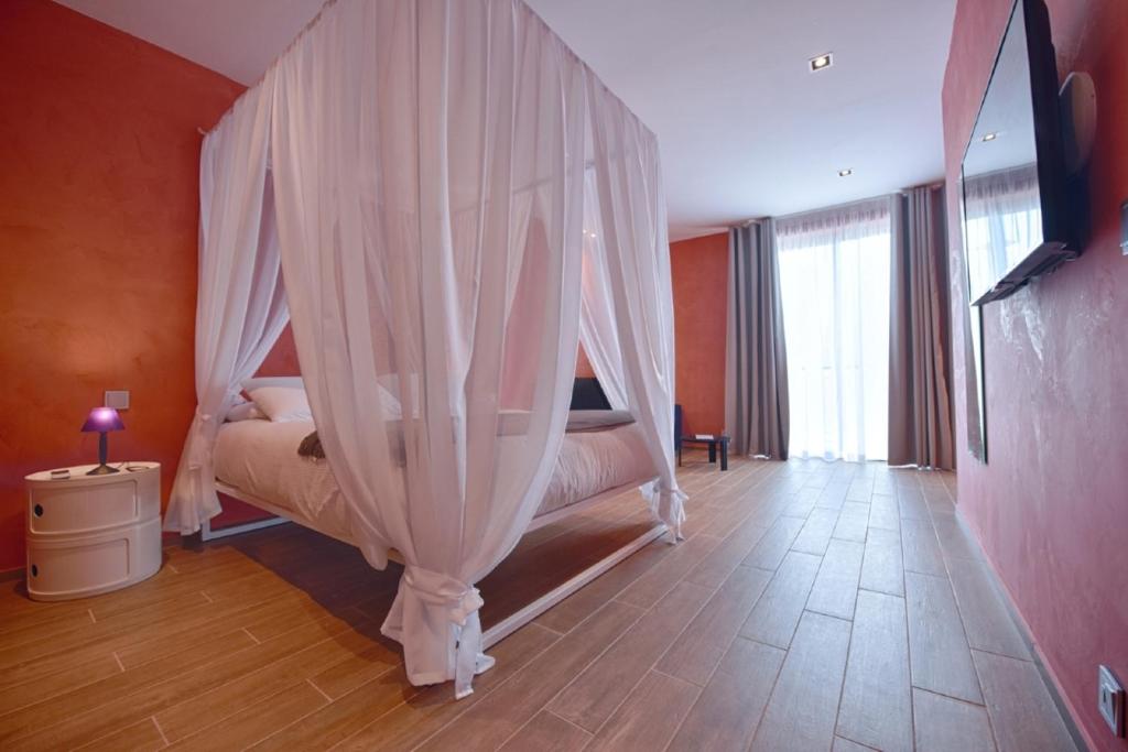 Postel nebo postele na pokoji v ubytování Quaint Boutique Hotel Xewkija