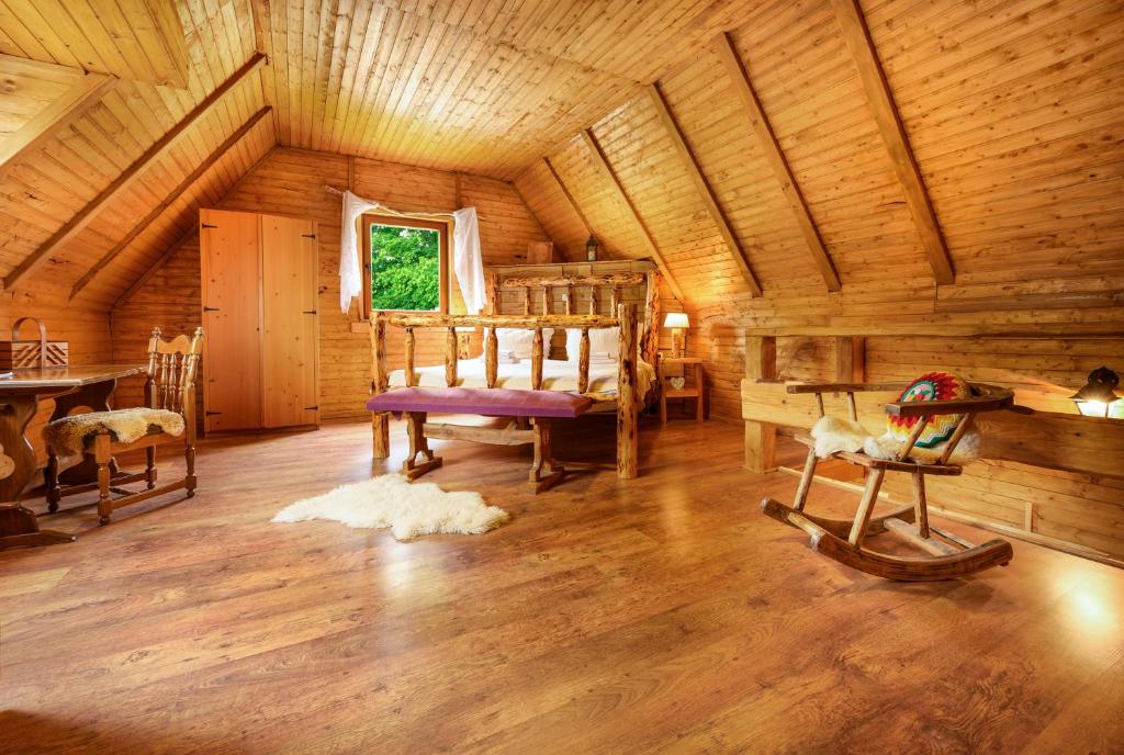 Habitación con cama en una cabaña de madera en Etno house Molendini en Rakovica