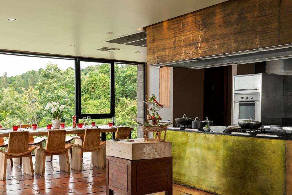 Kuchyň nebo kuchyňský kout v ubytování Paresa Resort Phuket