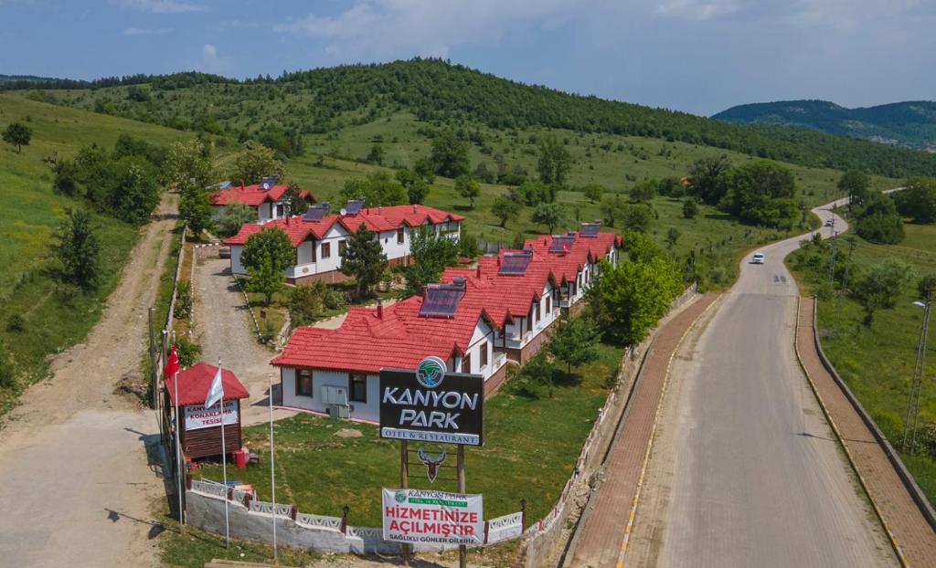 una fila de casas al lado de una carretera en Kanyon park otel ve restaurant, en Demirci