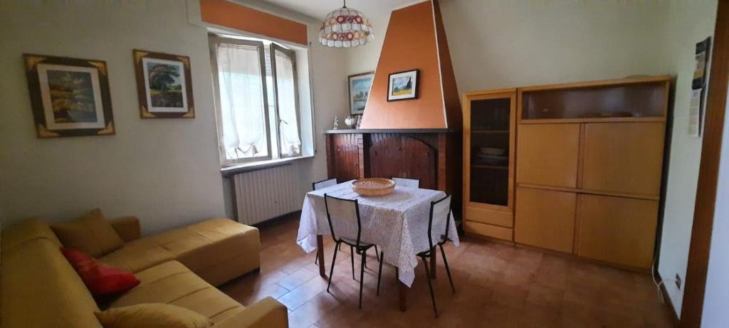 een woonkamer met een tafel en een bank bij A casa di Emma in Nereto