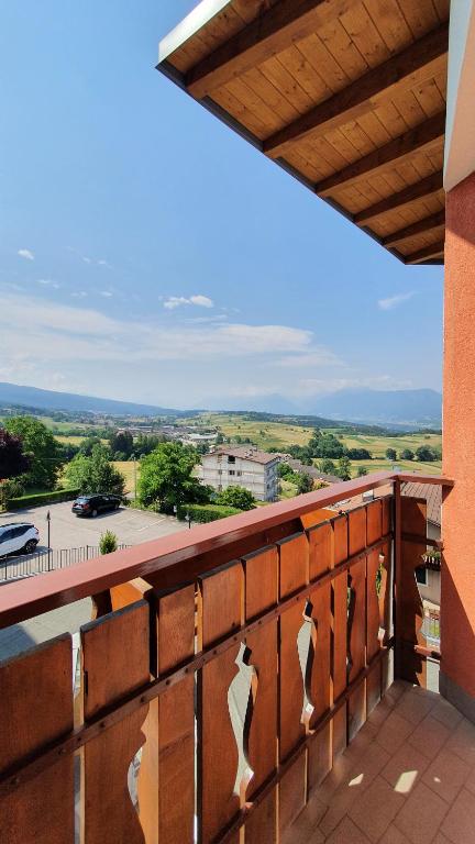 La Montanina Hotel in Val di Non - Vierpersoonskamer Met Uitzicht Op De Bergen