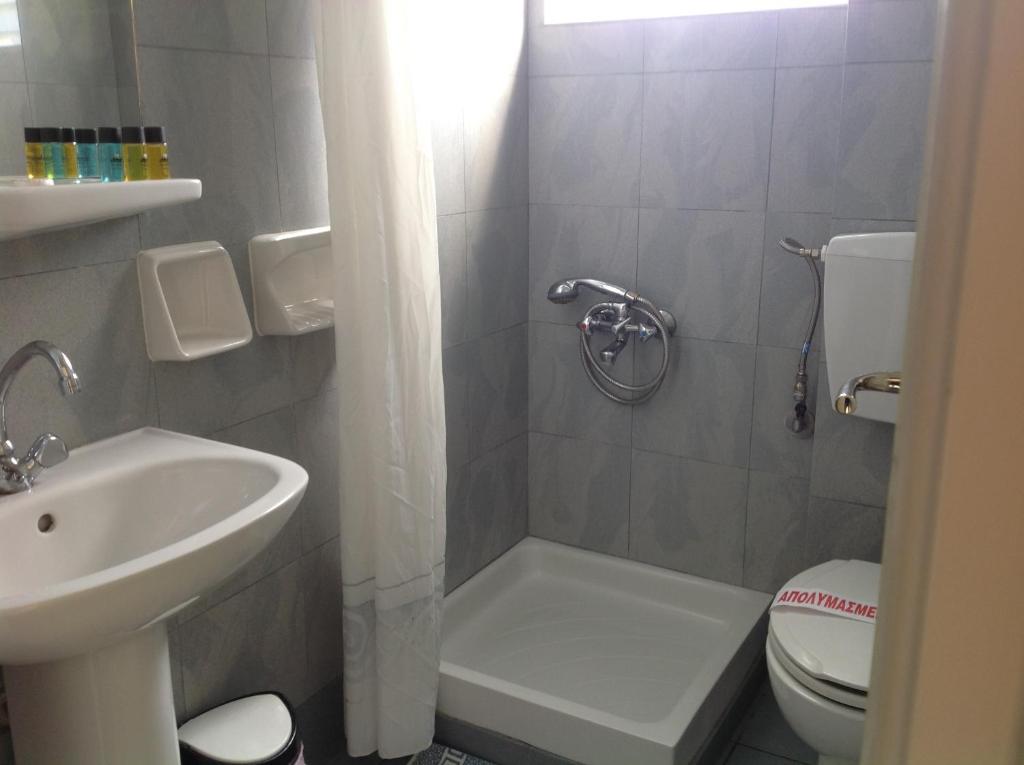 Koupelna v ubytování Morfeas Hotel