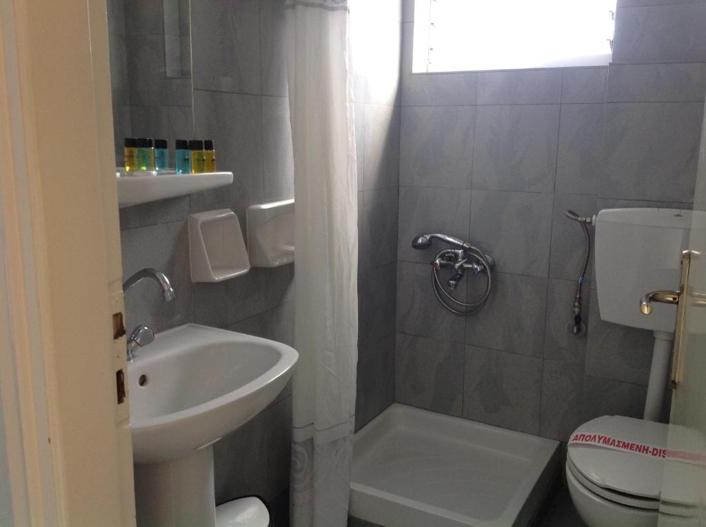 Koupelna v ubytování Morfeas Hotel