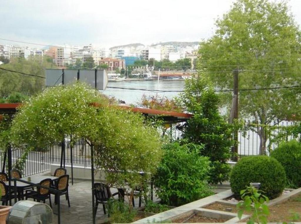 Výhled na řeku, která protéká v blízkosti hotelu