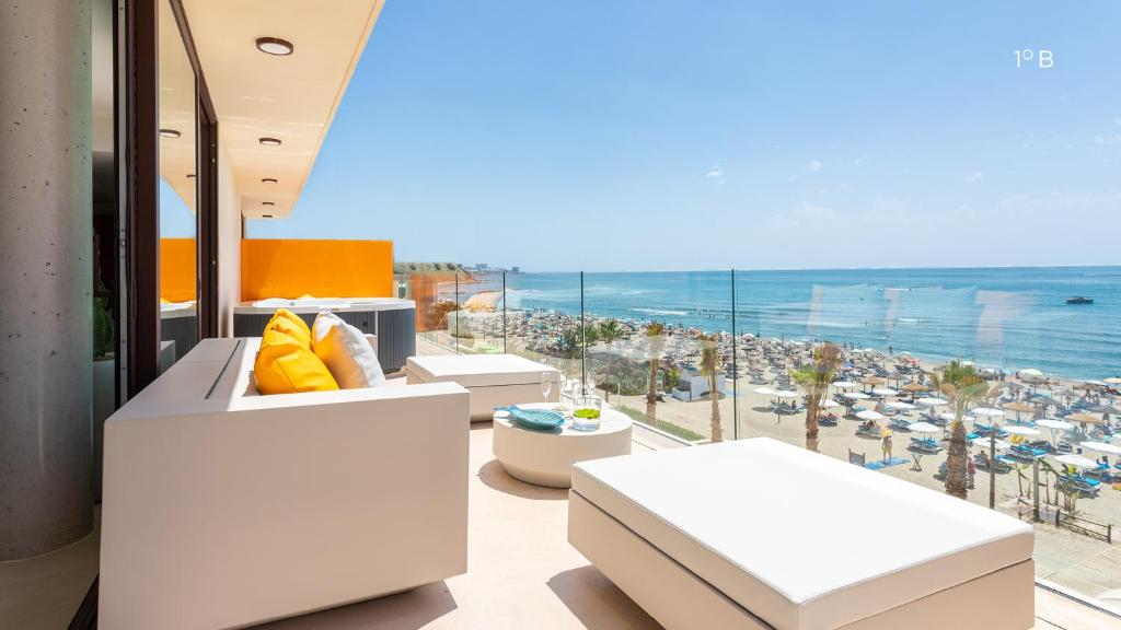 En balkon eller terrasse på Higueron Rental Beach Club Suites
